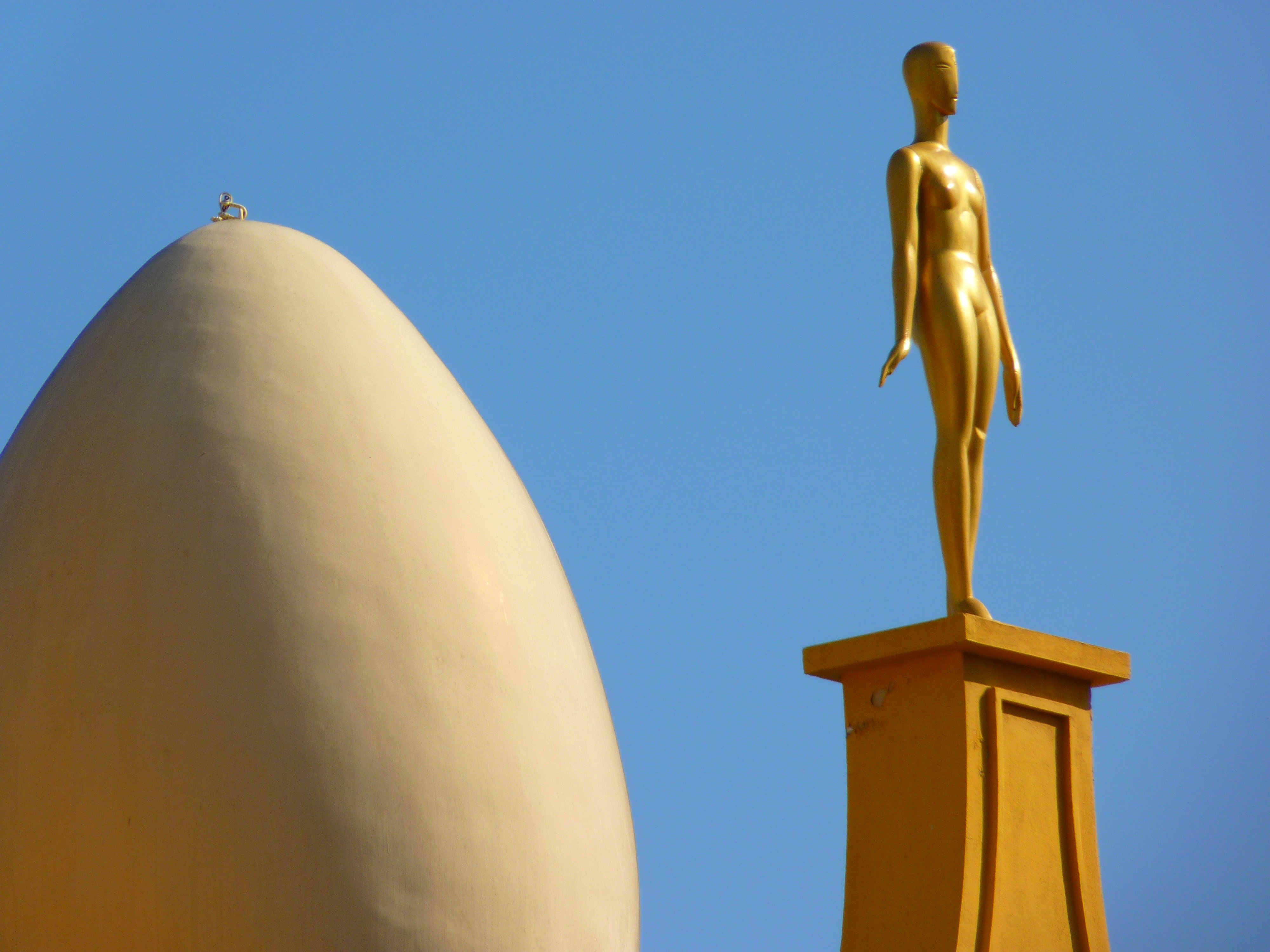 Золотые дали. Dali Golden Egg. Скульптура яйцо. Статуя с яйцами. Яички скульптура.